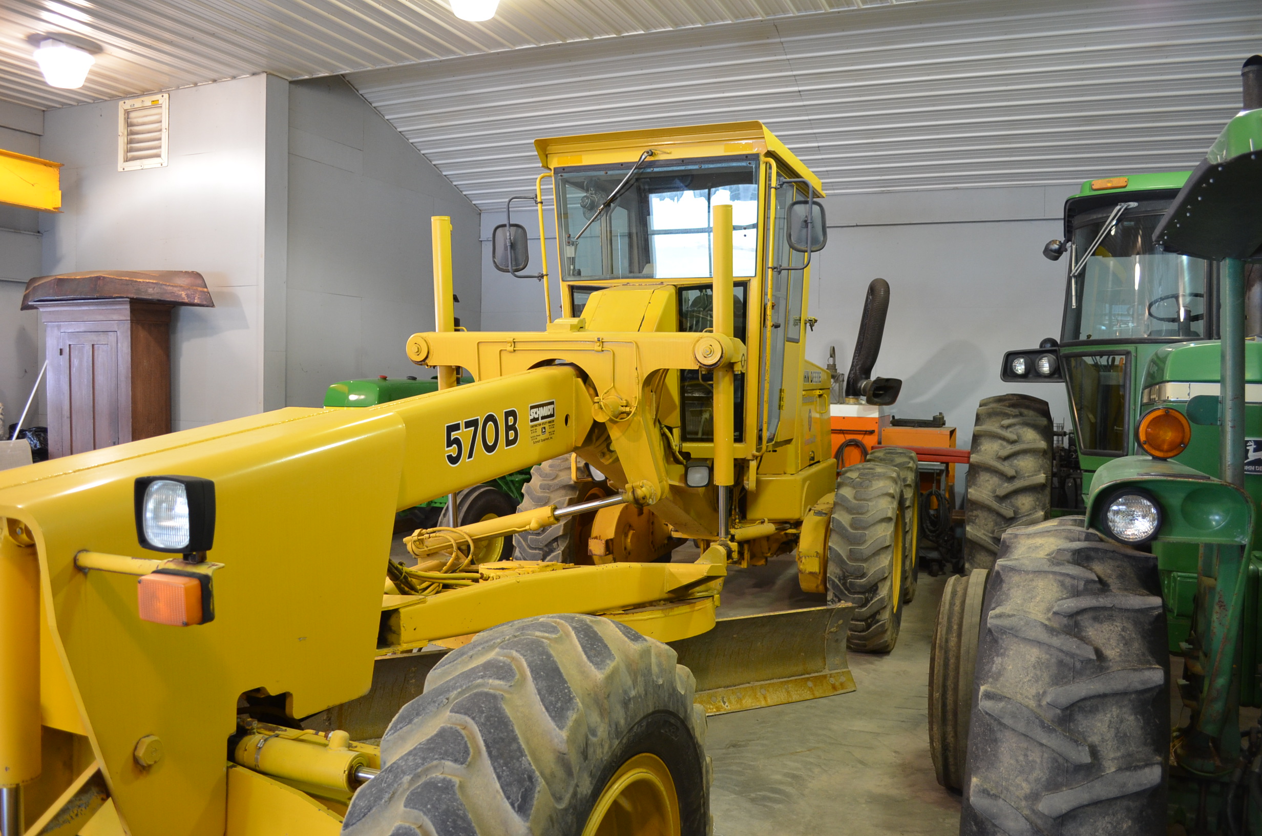 John Deere 570B Grader